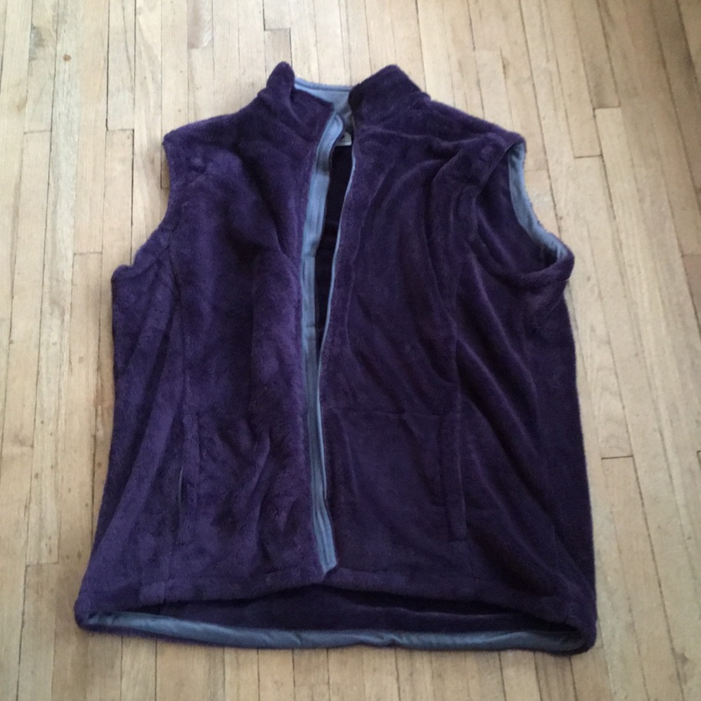Storm Creek Women’s 3XL zip up vest.